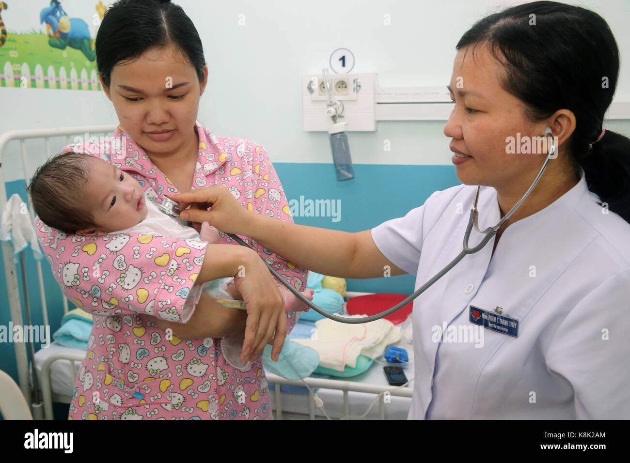 L'istituto del cuore offre un'assistenza di alta qualità ai pazienti vietnamiti affetti da malattie cardiache. Medico che ascolta il cuore del bambino. Città ho chi minh. vietnam. Foto Stock