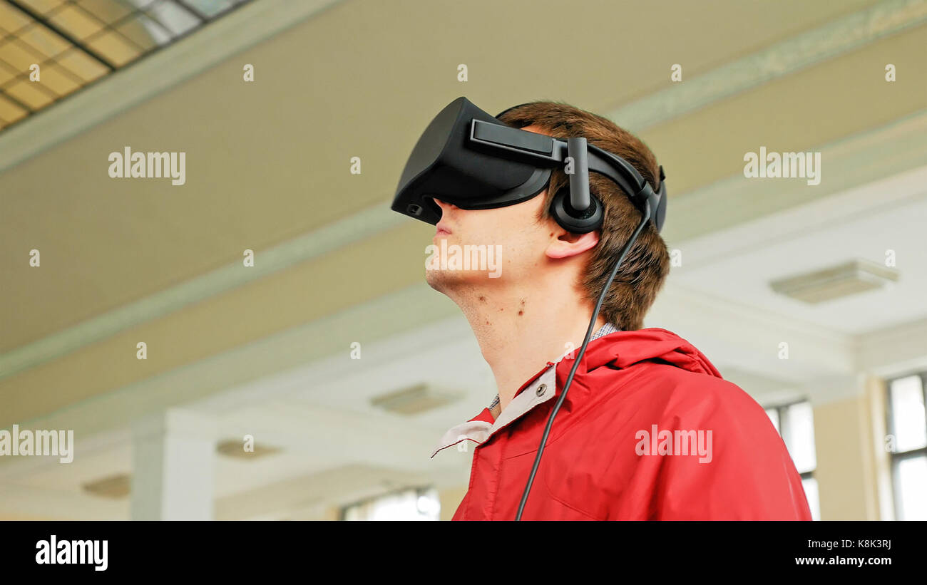 Giovane uomo in cuffia vr la riproduzione di gioco virtuale Foto Stock