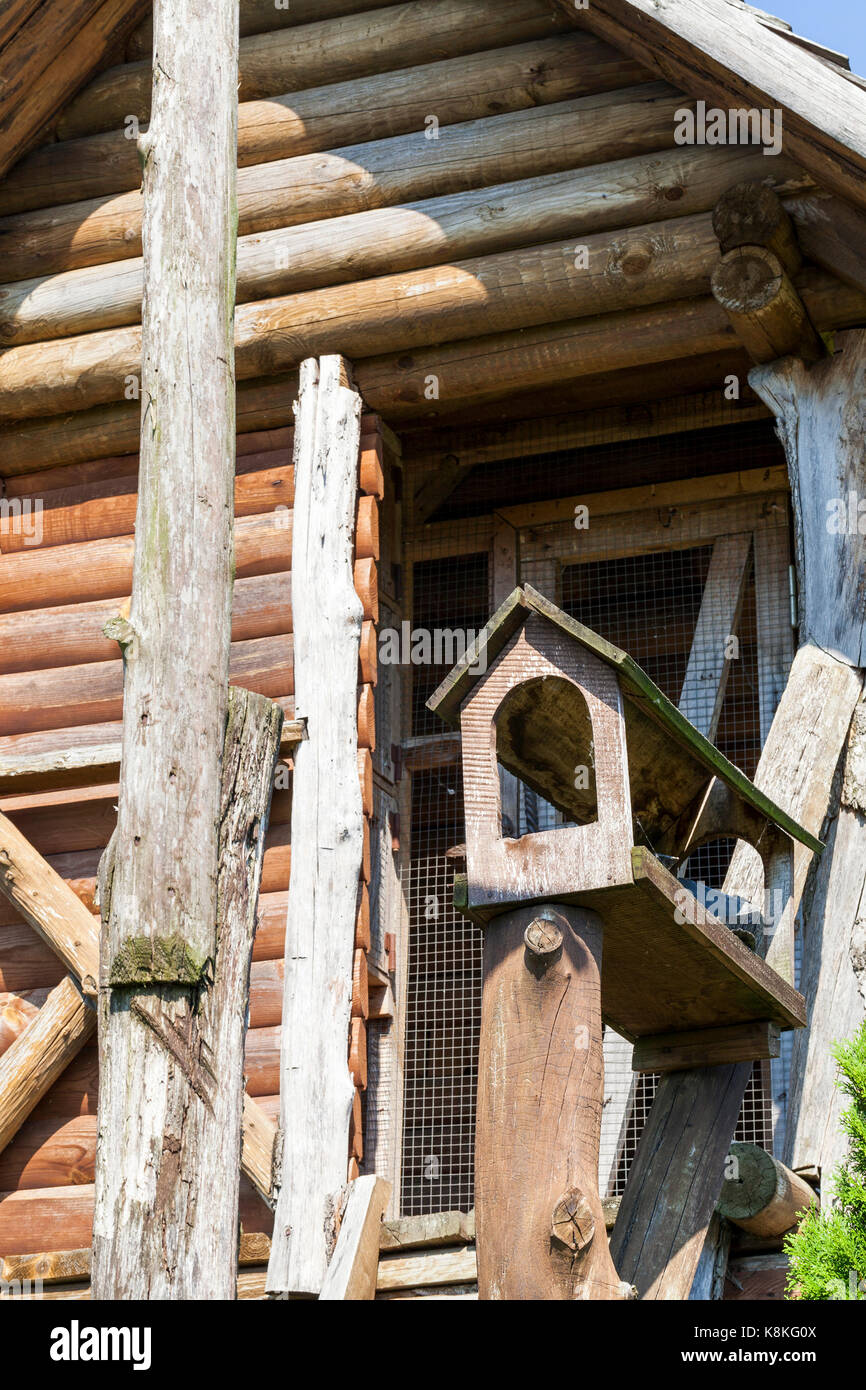 Un piccolo ad alta colombaia piccioni, fatta di legno. Fotografia di close-up di una costruzione in legno senza gli uccelli Foto Stock