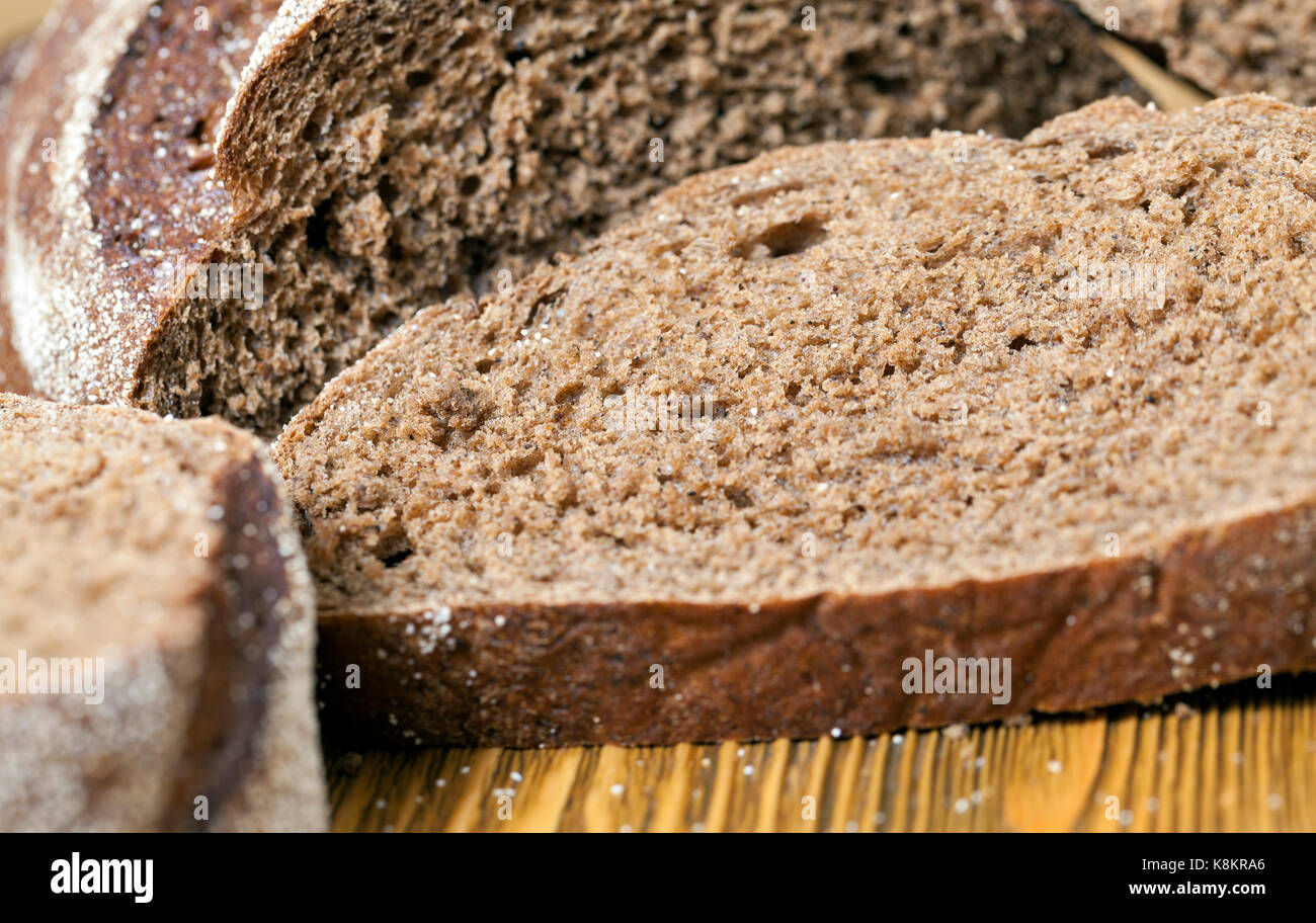Alcuni pezzi di pane di segale, tagliati da un pezzo intero. foto close up Foto Stock