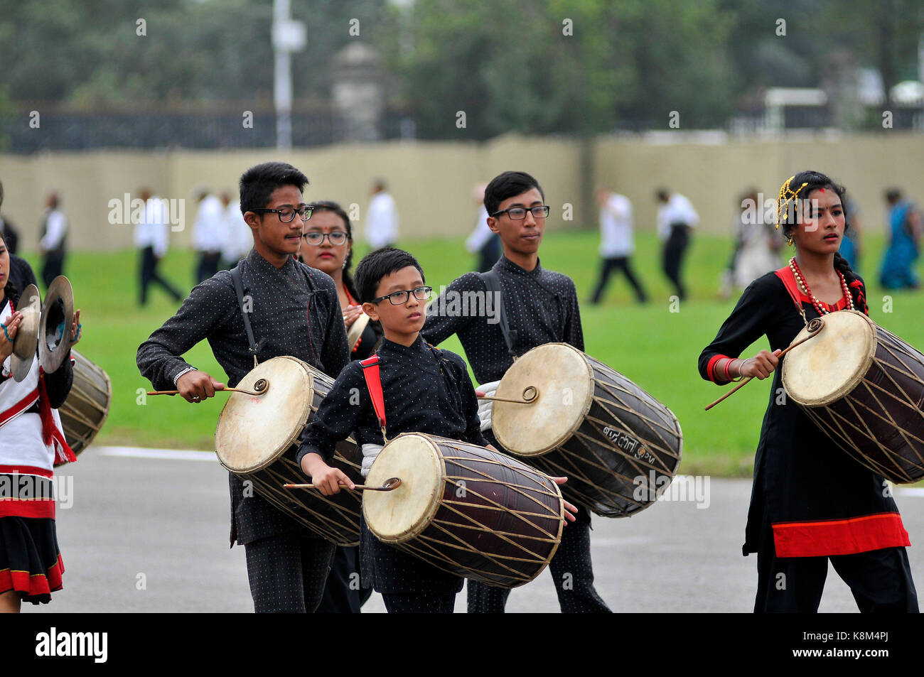 Kathmandu, Nepal. Xix Sep, 2017. popolo nepalese in un abito tradizionale riproduce gli strumenti tradizionali e la danza durante la celebrazione del giorno della costituzione in Nepal army pavilion, tundikhel, Kathmandu, Nepal martedì, 19 settembre 2017. Credito: narayan maharjan/Pacific press/alamy live news Foto Stock