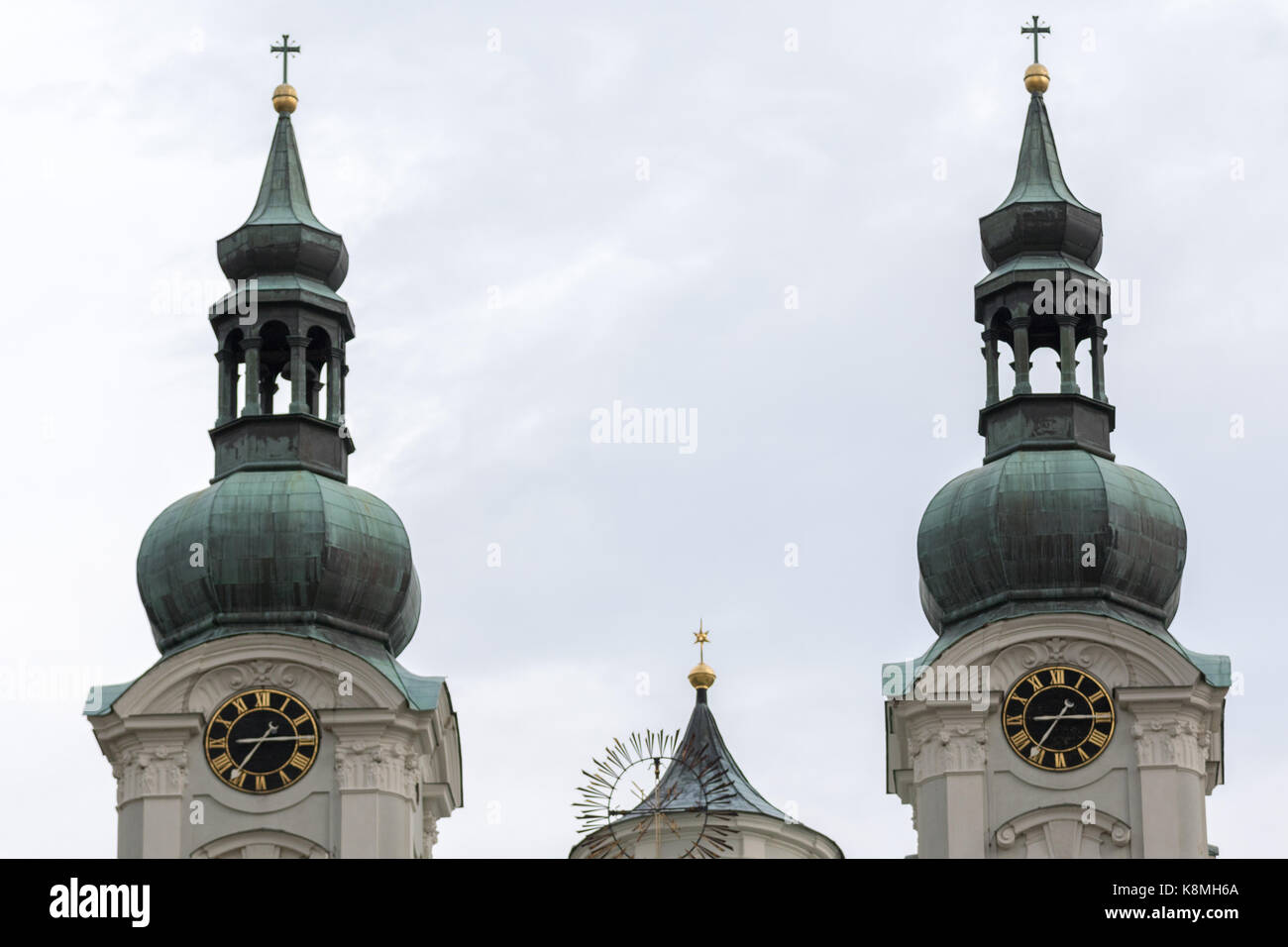 Karlovy Vary, Repubblica Ceca - 15 agosto 2017:campane della Maria Maddalena chiesa nel centro storico della città Foto Stock