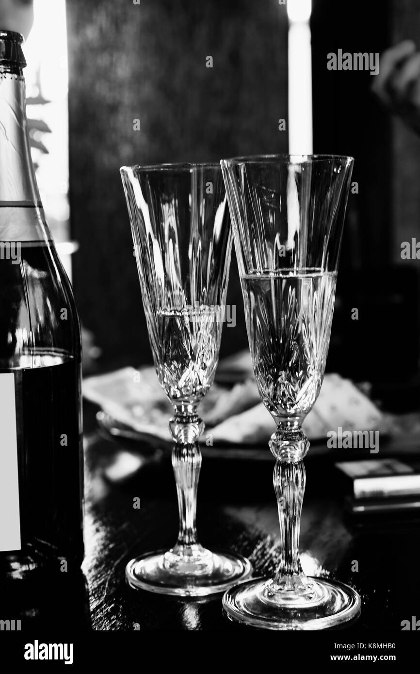 Champagne in bicchieri e in una bottiglia sul tavolo di un ristorante celebrazione Foto Stock