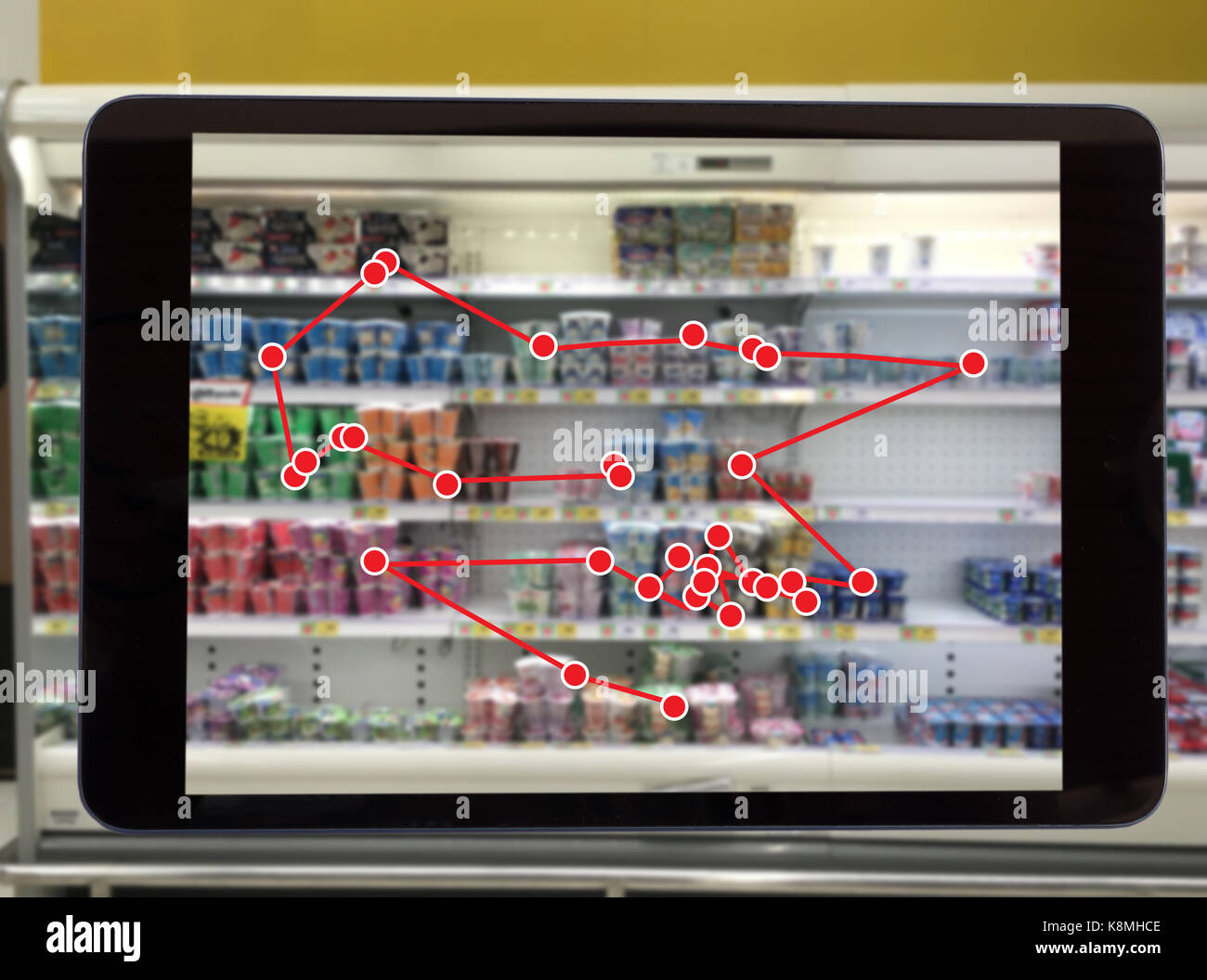 Smart concetto di vendita al dettaglio, il robot service utilizzano per controllare i dati di o nei negozi che vendono merci sui ripiani facilmente visto il codice a barre e i prezzi o la foto com Foto Stock Smart concetto di vendita al dettaglio, il robot service utilizzano per controllare i dati di o nei negozi che vendono merci sui ripiani facilmente visto il codice a barre e i prezzi o la foto com Foto Stock