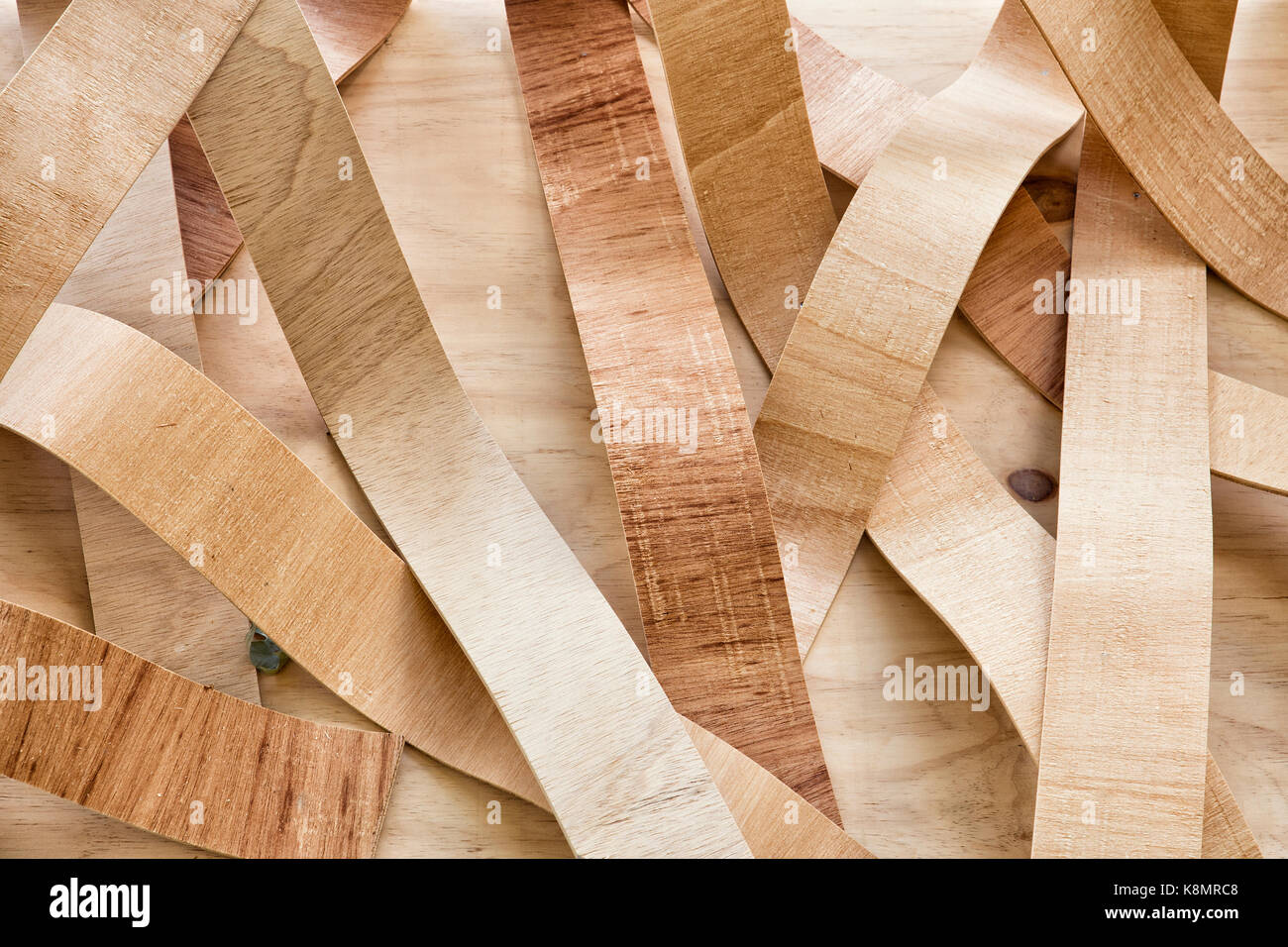 Lamiere ondulate di legno decorare una parete Foto Stock