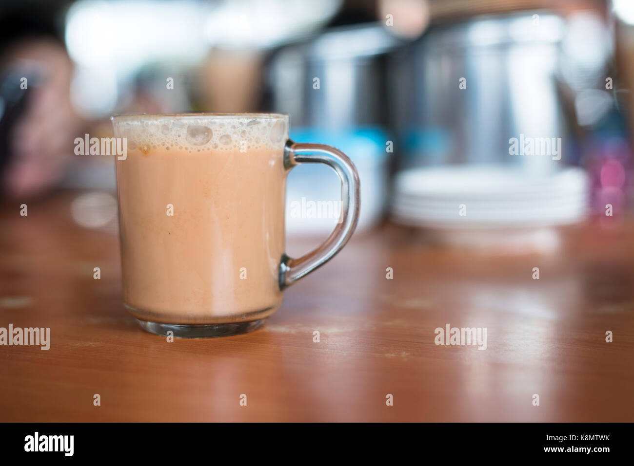 Un bicchiere di tè con latte su un tavolo al ristorante mamak.famoso o bevanda popolare in Malesia.malaysian drink preferito noto come The Tarik.menu firma Foto Stock