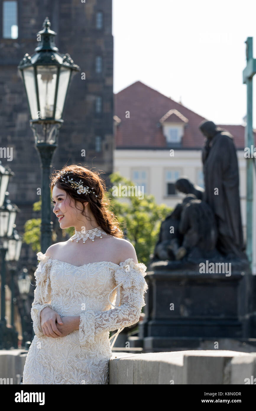 Bride asiatico in posa sul Ponte Carlo nel centro storico della città Foto Stock