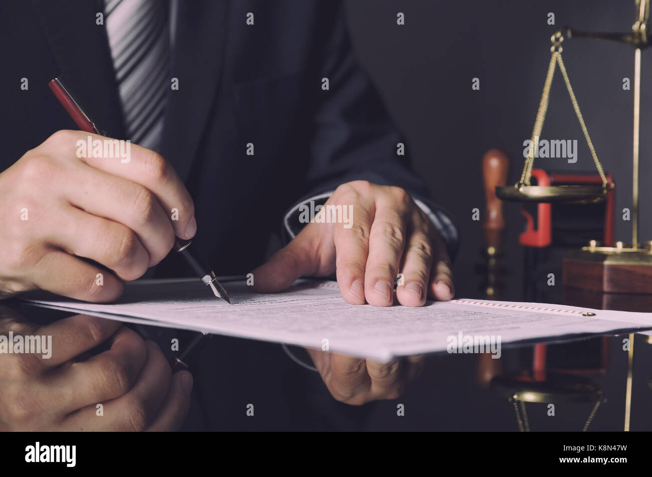 Attorney in tuta lavoro in ufficio. legge avvocato pen business man notaio concetto di scala Foto Stock