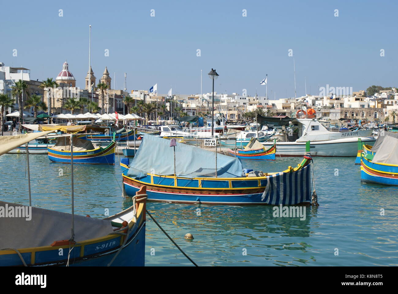 Tradizionale luzzu colorate barche nel porto di pescatori di Marsaxlokk, Malta Foto Stock