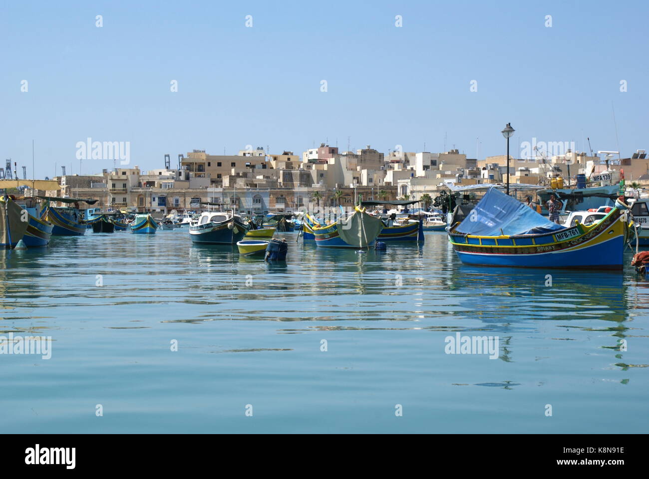 Tradizionale luzzu colorate barche nel porto di pescatori di Marsaxlokk, Malta Foto Stock