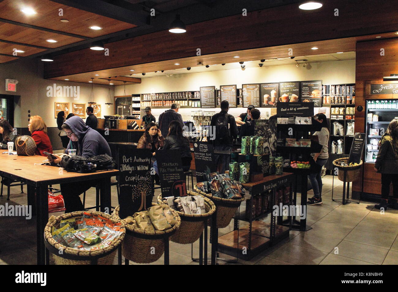 New york, Stati Uniti d'America - 29 September, 2016: starbucks coffee shop all'interno del port authority bus terminal in Manhattan. Foto Stock