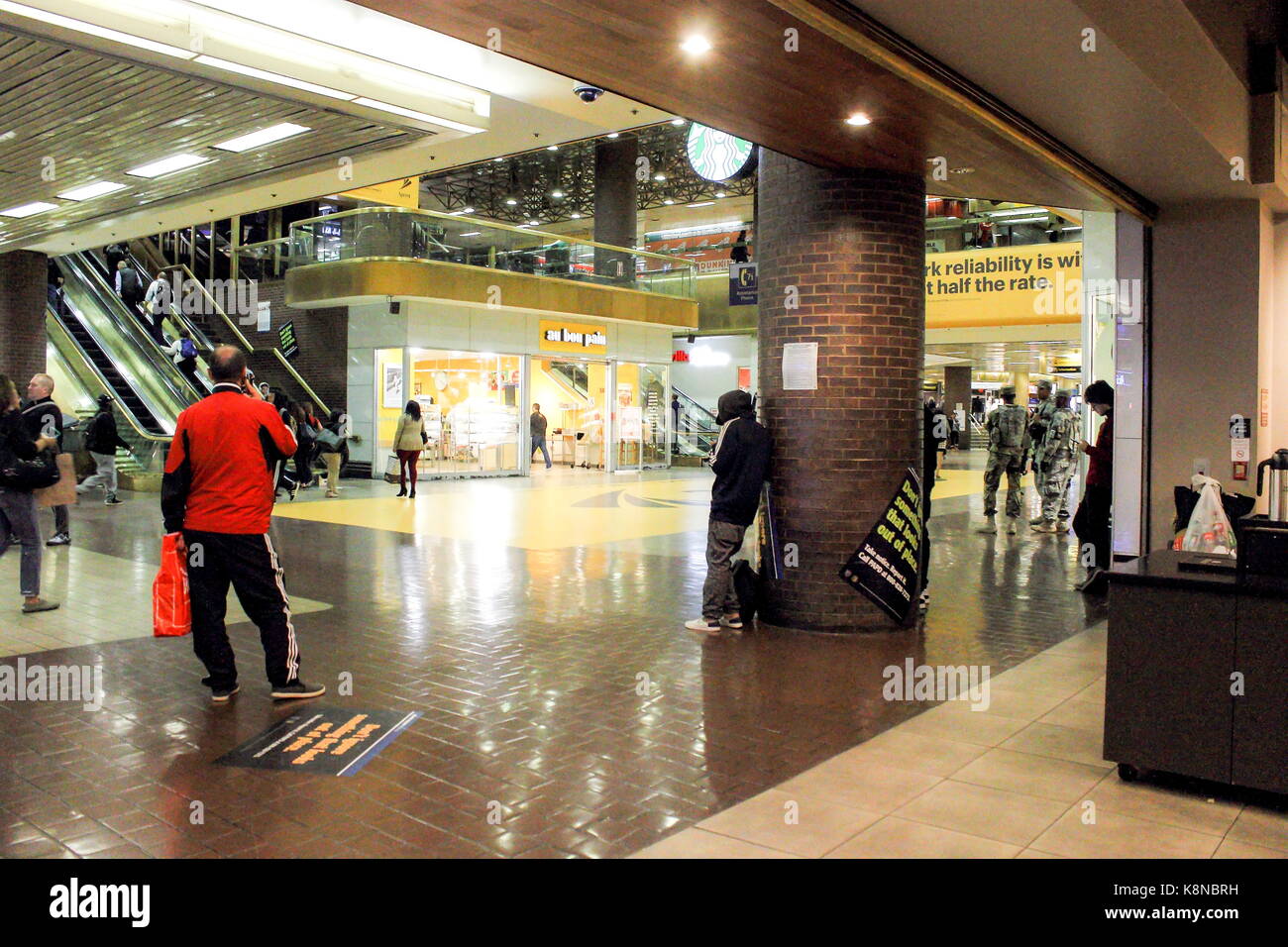 New york, Stati Uniti d'America - 29 September, 2016: vista interna del port authority bus terminal in Manhattan. Foto Stock