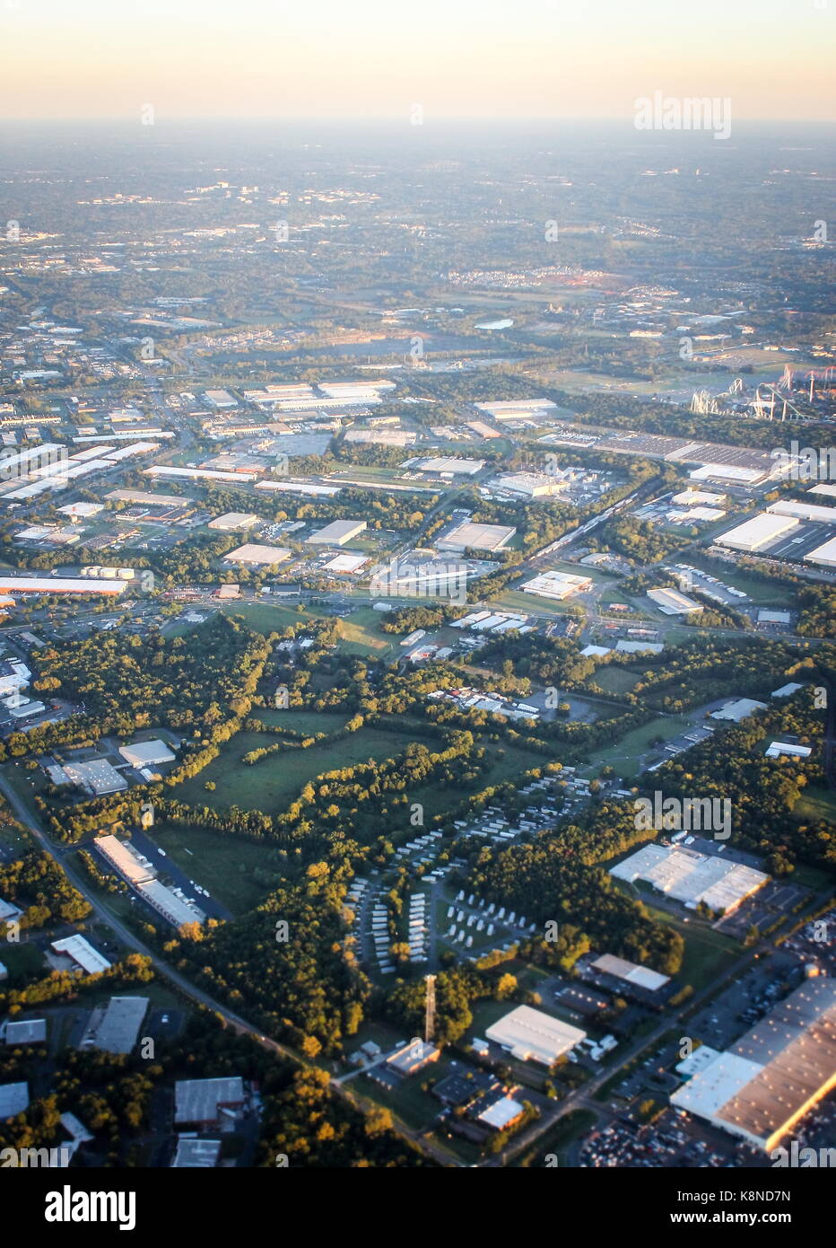 Vista aerea di Charlotte, North Carolina presi dalla finestra di discesa di un aereo arrivando a Charlotte Douglas international airport. Foto Stock