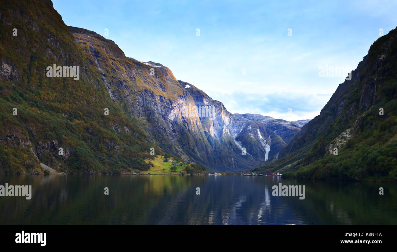 Suggestivi paesaggi del nord dei fiordi norvegesi.Bellissima vista della costa di Sognefjord su un giorno di settembre. Foto Stock
