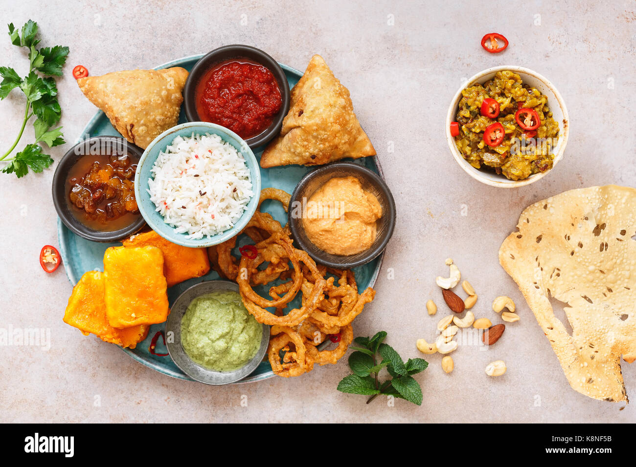 Indiano Vegetariano thali con riso jeera, vari snack e salse. vista dall'alto, uno spazio vuoto Foto Stock