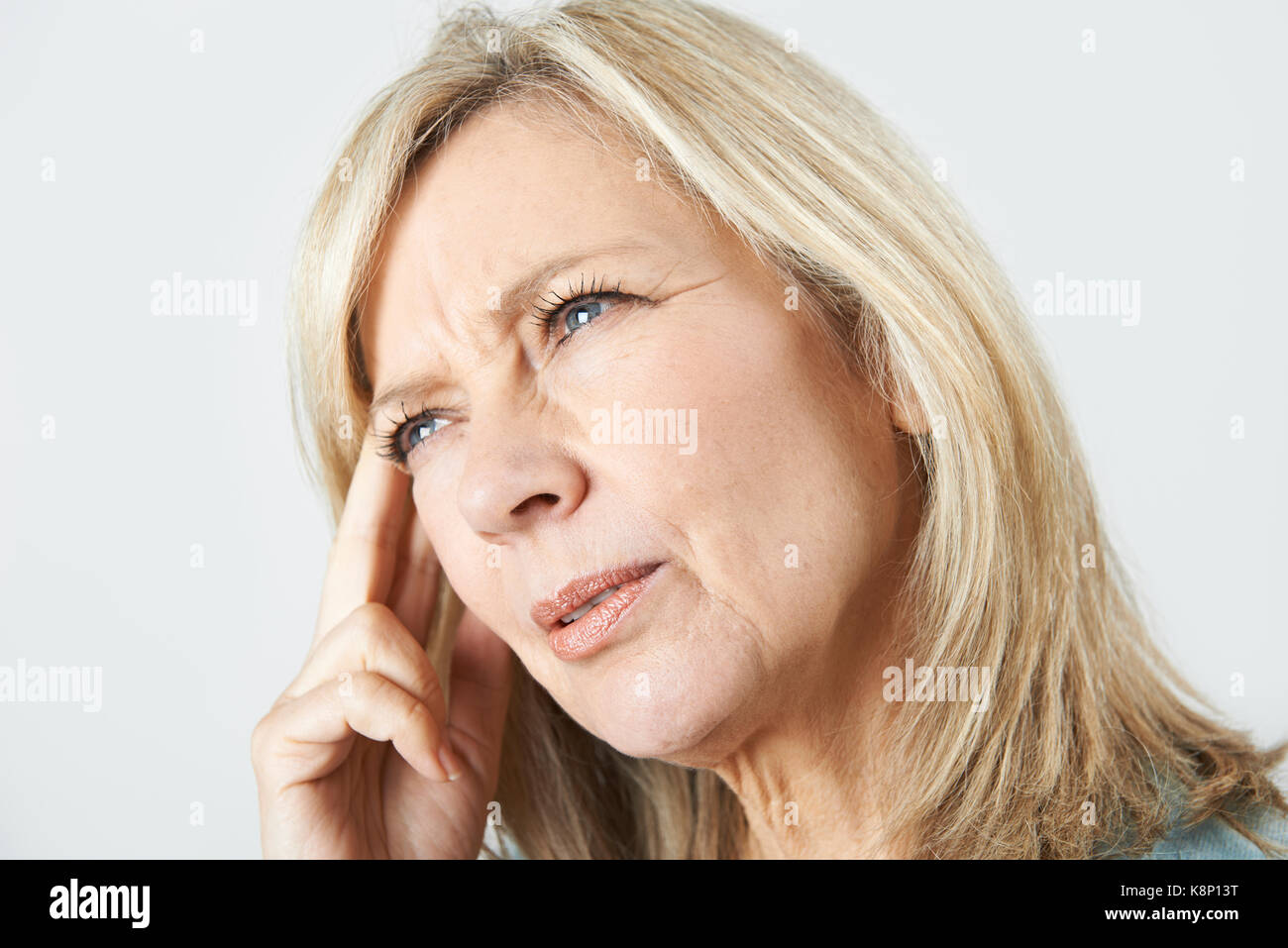 Donna matura che soffre di perdita di memoria Foto Stock