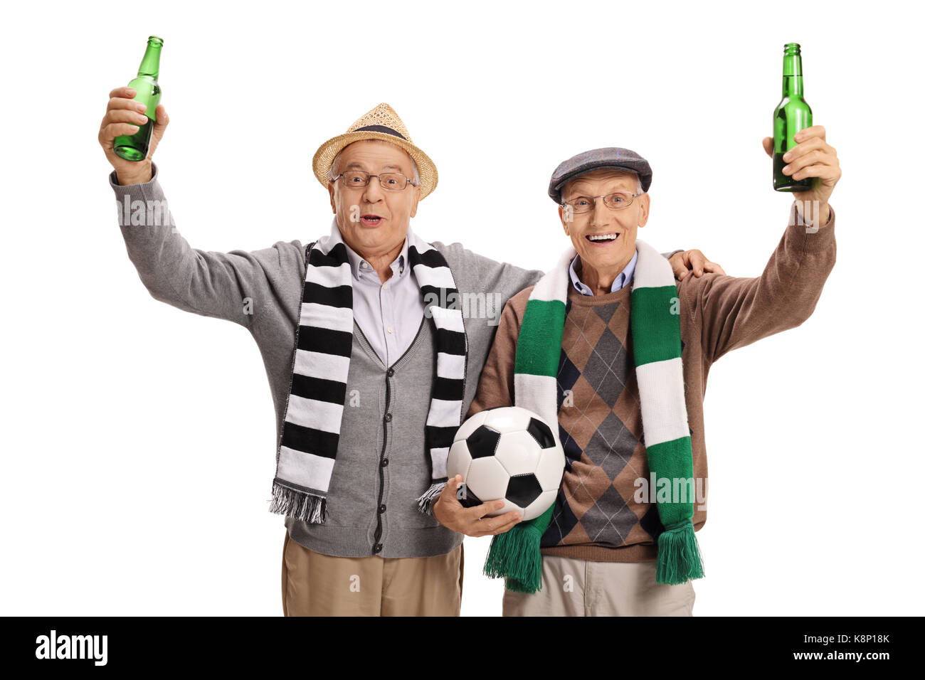 Gioiosa anziani appassionati di calcio con sciarpe e bottiglie di birra isolato su sfondo bianco Foto Stock
