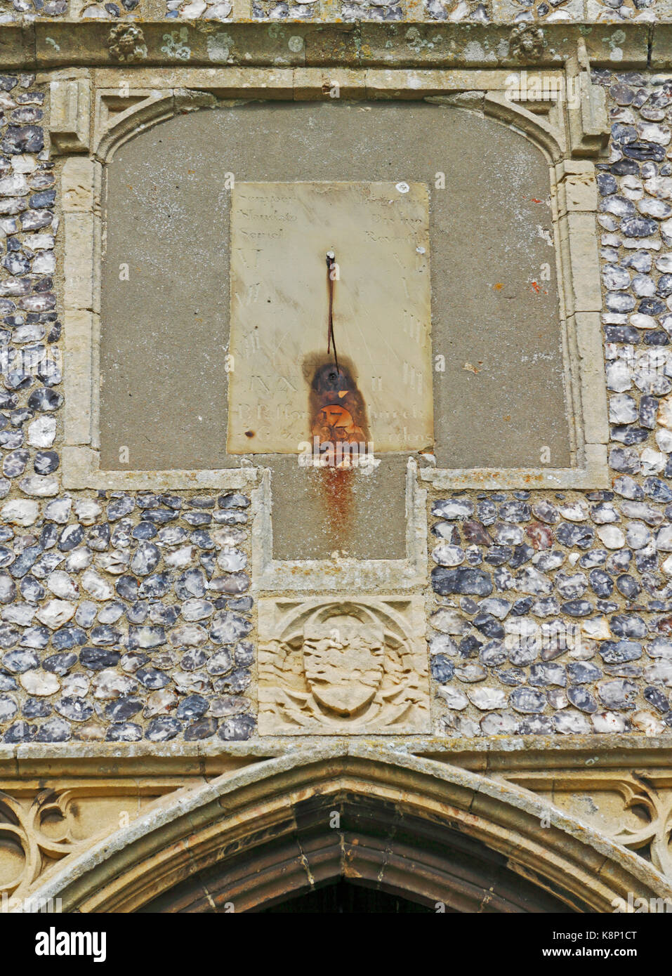 Un edificio del xviii secolo meridiana sulla sud portico della chiesa parrocchiale di Santa Maria a Hickling, Norfolk, Inghilterra, Regno Unito. Foto Stock