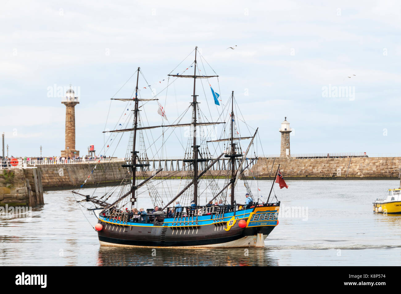 Gite in barca intorno al porto di Whitby nella corteccia adoperano, una replica di James Cook della nave HMS Endeavour. Foto Stock