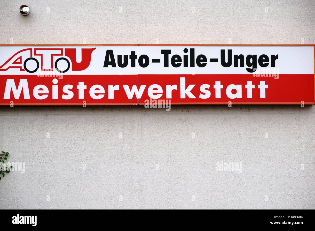 Mainz, Germania - 16 Luglio 2017: la società segno del garage e caricatore pneumatico ATU, ricambi per auto Unger, sulla facciata di un edificio sulla luglio 16, 2017 in Foto Stock