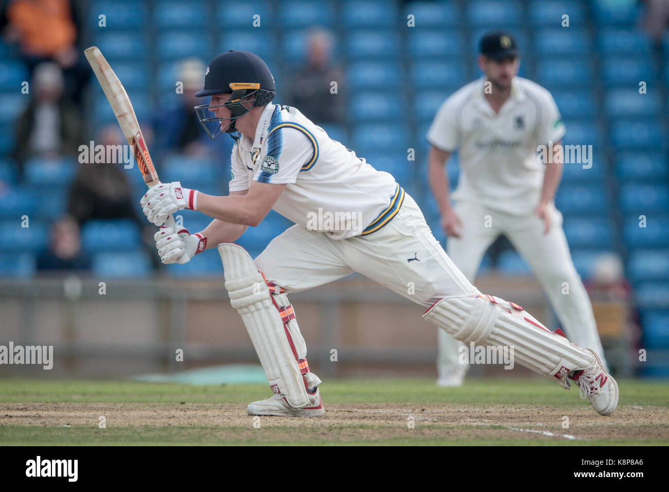 Leeds, Regno Unito. Xx Settembre, 2017. gary ballance (yorkshire ccc) riproduce un blocco shot yorkshire ccc v warwickshire ccc mercoledì 20 settembre 2017 a specsavers county campionati, headingley. foto di mark p doherty. Credito: catturati fotografia di luce limitata/alamy live news Foto Stock