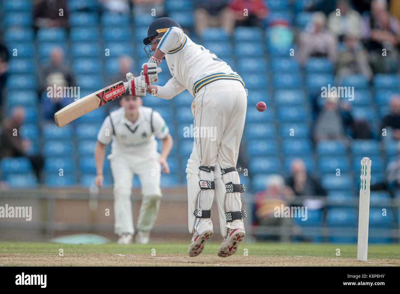 Leeds, Regno Unito. Xx Settembre, 2017. Il martinetto di inclinazione dello Yorkshire (CCC) salta per giocare un colpo yorkshire ccc v warwickshire ccc mercoledì 20 settembre 2017 a headingley. foto di mark p doherty. Credito: catturati fotografia di luce limitata/alamy live news Foto Stock