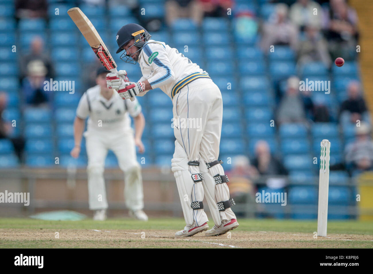 Leeds, Regno Unito. Xx Settembre, 2017. Il martinetto di inclinazione dello Yorkshire (CCC) guide una palla giù sul lato della gamba yorkshire ccc v warwickshire ccc mercoledì 20 settembre 2017 a headingley. foto di mark p doherty. Credito: catturati fotografia di luce limitata/alamy live news Foto Stock