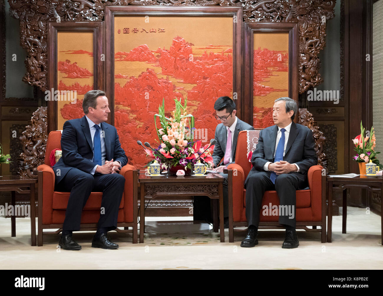 (170920) -- pechino, sept. 20, 2017 (Xinhua) -- chinese vice premier ma kai (r) risponde con l'ex primo ministro britannico David Cameron a Pechino Capitale della Cina, sept. 20, 2017. (Xinhua/ding Hai-tao) (lfj) Foto Stock