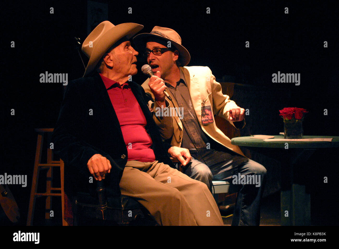 File: Jake Lamotta passa a 95, 20th set, 2017. Foto scattata: New York, USA. 21st lug 2012. Jake Lamotta, il Raging Bull, nella sua nuova mostra LADY E IL CHAMP. The Richmond Sheppard Theatre/New York City 21 Luglio 2012 © Rttompkins/Mediapunch Credit: Mediapunch Inc/Alamy Live News Foto Stock