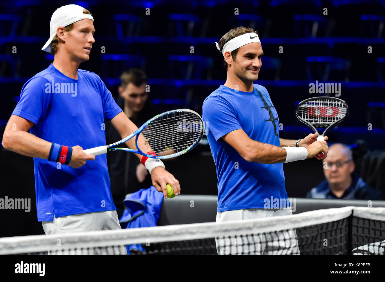 Praga, Repubblica ceca. Xx Settembre, 2017. l-r czech giocatore di tennis Tomas BERDYCH e Roger Federer svizzera in azione durante la sessione di formazione tecnica per la prima edizione della conca cup torneo di tennis a Praga, nella Repubblica ceca il 20 settembre 2017. Il team di Europa si troverà a competere con il mondo selezione. Credito: vit simanek/ctk foto/alamy live news Foto Stock