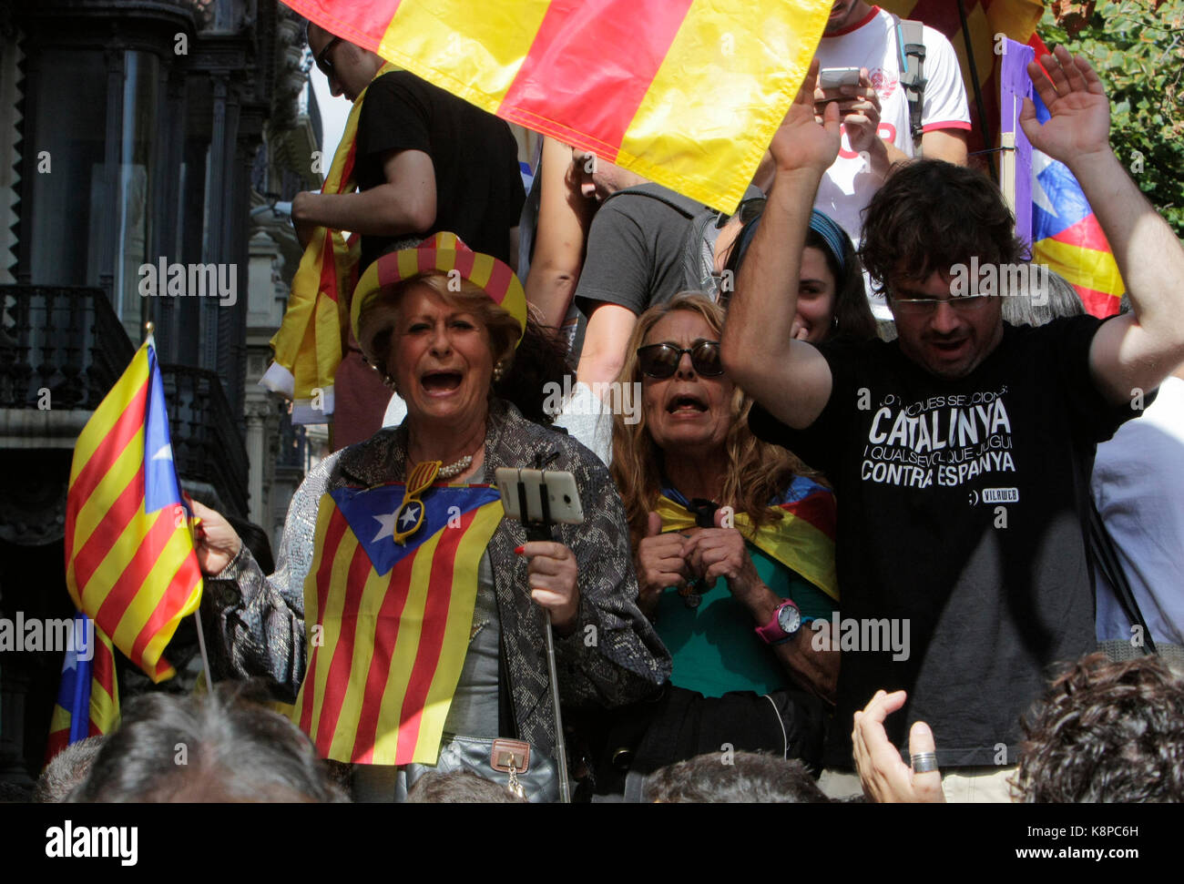 Barcellona, Spagna. . Xx Settembre, 2017. Barcellona, in Catalogna, Spagna i sostenitori del referendum per l indipendenza catalana tenere una dimostrazione al di fuori del consiglio economico di edificio in Rambla de Catalunya, dopo la Spagna la Guardia Civil la polizia aveva arrestati 14 funzionari catalano e hanno perquisito il governo regionale dei ministeri coinvolti nell'organizzazione di un bandito indipendenza voto, dovuto per il 1 ottobre 2017. Credito: ricca bowen/Alamy Live News Foto Stock