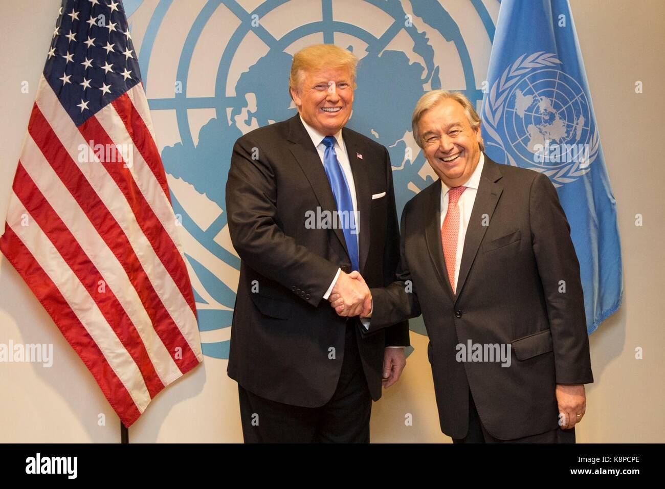 Il presidente statunitense Donald Trump scuote le mani con delle nazioni unite il segretario generale Antonio Guterres presso la 72a sessione dell'assemblea generale delle Nazioni Unite il 19 settembre 2017 a New York City. Foto Stock