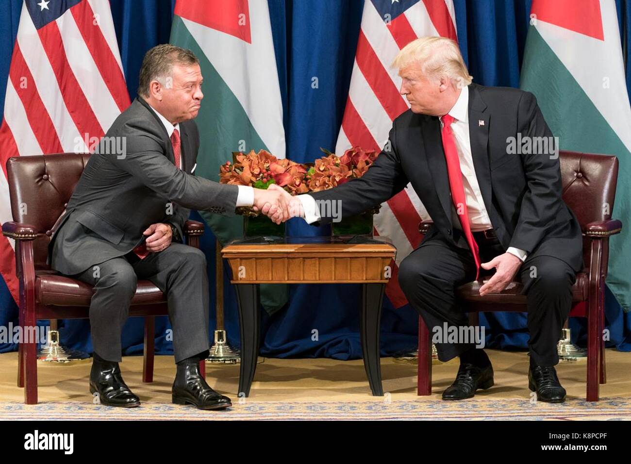Il presidente statunitense Donald Trump scuote le mani con il re Abdullah II di Giordania prima di iniziare una riunione bilaterale a margine della 72esima sessione dell' assemblea generale delle Nazioni Unite il 20 settembre 2017 a New York City. Foto Stock