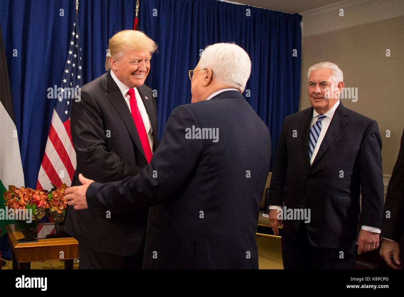 Il presidente statunitense Donald Trump scuote le mani con autorità palestinese presidente Mahmoud Abbas prima dell'inizio di un incontro bilaterale a margine della 72esima sessione dell' assemblea generale delle Nazioni Unite il 20 settembre 2017 a New York City. Foto Stock