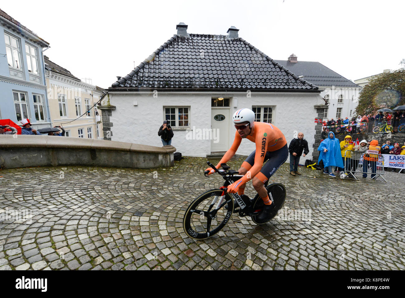 Bergen, Norvegia. Xx Settembre, 2017. Campione del Mondo nella mens elite cronometro individuale Tom Dumoulin dei Paesi Bassi inizia la salita finale per il Monte Fløyen presso il cronometro individuale di Bergen, Norvegia. Credito: Kjell Eirik Irgens Henanger/Alamy Live News Foto Stock