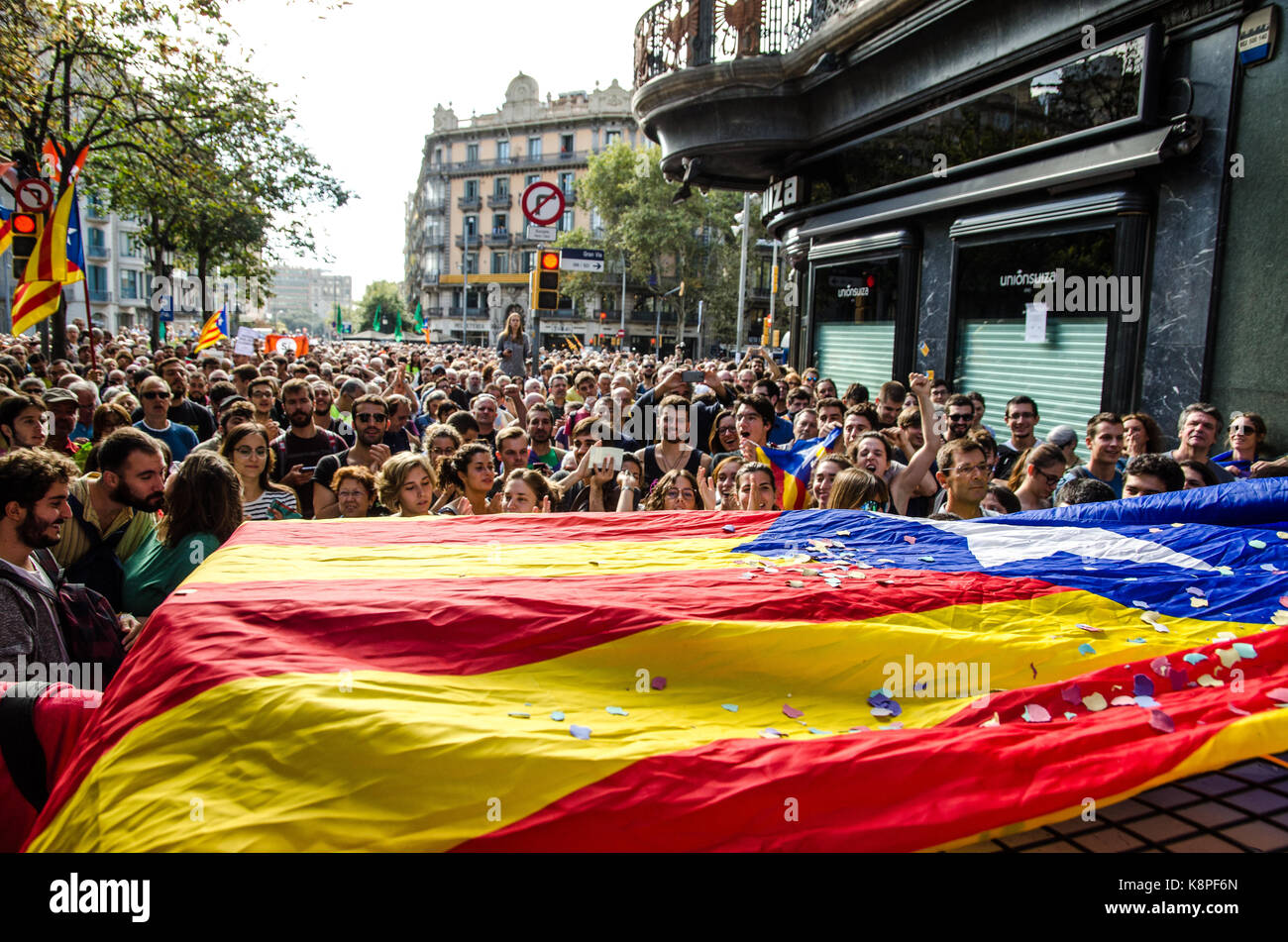 Barcellona, Spagna. Xx Settembre, 2017. Un pro-indipendenza bandiera appare allungato per la Guardia civile di auto di fronte della Catalogna il governo regionale economia sede a Barcellona. Migliaia di dimostranti si sono riuniti a Barcellona per dimostrare la loro rabbia per la polizia spagnola. Gli ufficiali di polizia arrestati 12 funzionari catalano in precedenza in un tentativo di arresto di un prossimo referendum di indipendenza. " Il governo centrale spagnolo ha effettivamente sospeso l autonomia della regione.' Saids la Catalogna Presidente Carles Puigdemont. Il 20 settembre 2017 a Barcellona, Spagna. Credito: SOPA Immagini limitata/Alamy Li Foto Stock