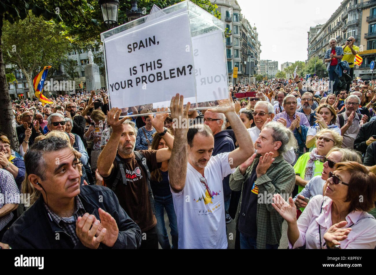 Barcellona, Spagna. Xx Settembre, 2017. Un simbolico urne viene visualizzato durante una manifestazione di protesta di fronte della Catalogna del governo regionale del quartier generale dell'economia. Migliaia di dimostranti si sono riuniti a Barcellona per dimostrare la loro rabbia per la polizia spagnola. Gli ufficiali di polizia arrestati 12 funzionari catalano in precedenza in un tentativo di arresto di un prossimo referendum di indipendenza. " Il governo centrale spagnolo ha effettivamente sospeso l autonomia della regione.' Saids la Catalogna Presidente Carles Puigdemont. Il 20 settembre 2017 a Barcellona, Spagna. Credito: SOPA Immagini limitata/Alamy Live News Foto Stock