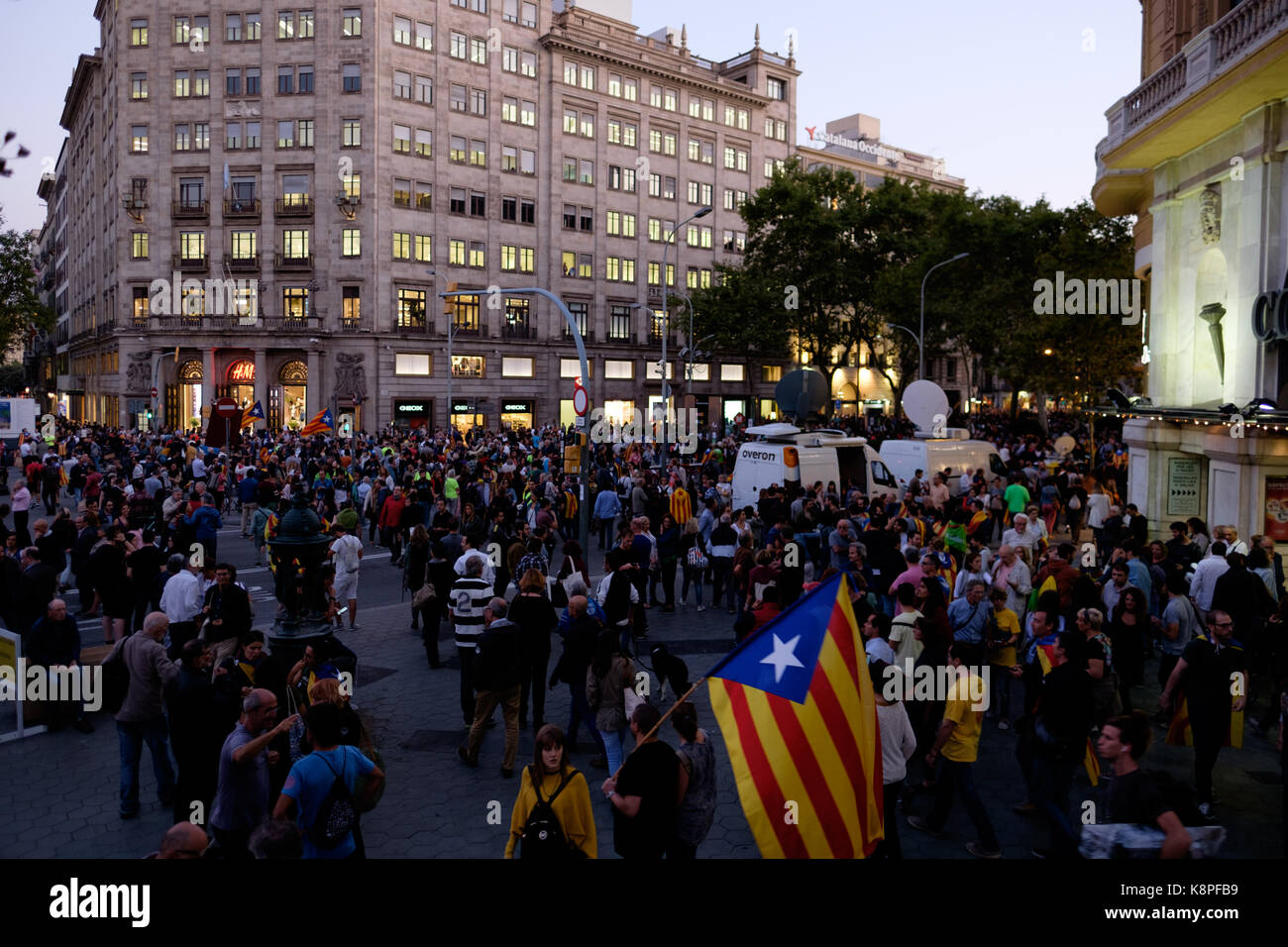 Barcellona, Spagna. Xx Settembre, 2017. persone andare per le strade a dimostrare contro il governo spagnolo la decisione di arresto alta politici. Decine di migliaia di persone sono independentist sventolando bandiere e simboli della democrazia. Credito: victor turek/alamy live news Foto Stock