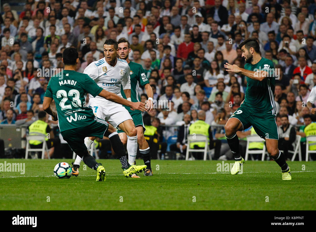 Aissa Mandi (23) Betis CF il lettore. Cristiano Ronaldo dos Santos (7) del Real Madrid in player. La Liga tra Real Madrid vs Betis CF al Santiago Bernabeu Stadium in Madrid, Spagna, 20 settembre 2017 . Credito: Gtres Información más Comuniación on line, S.L./Alamy Live News Foto Stock