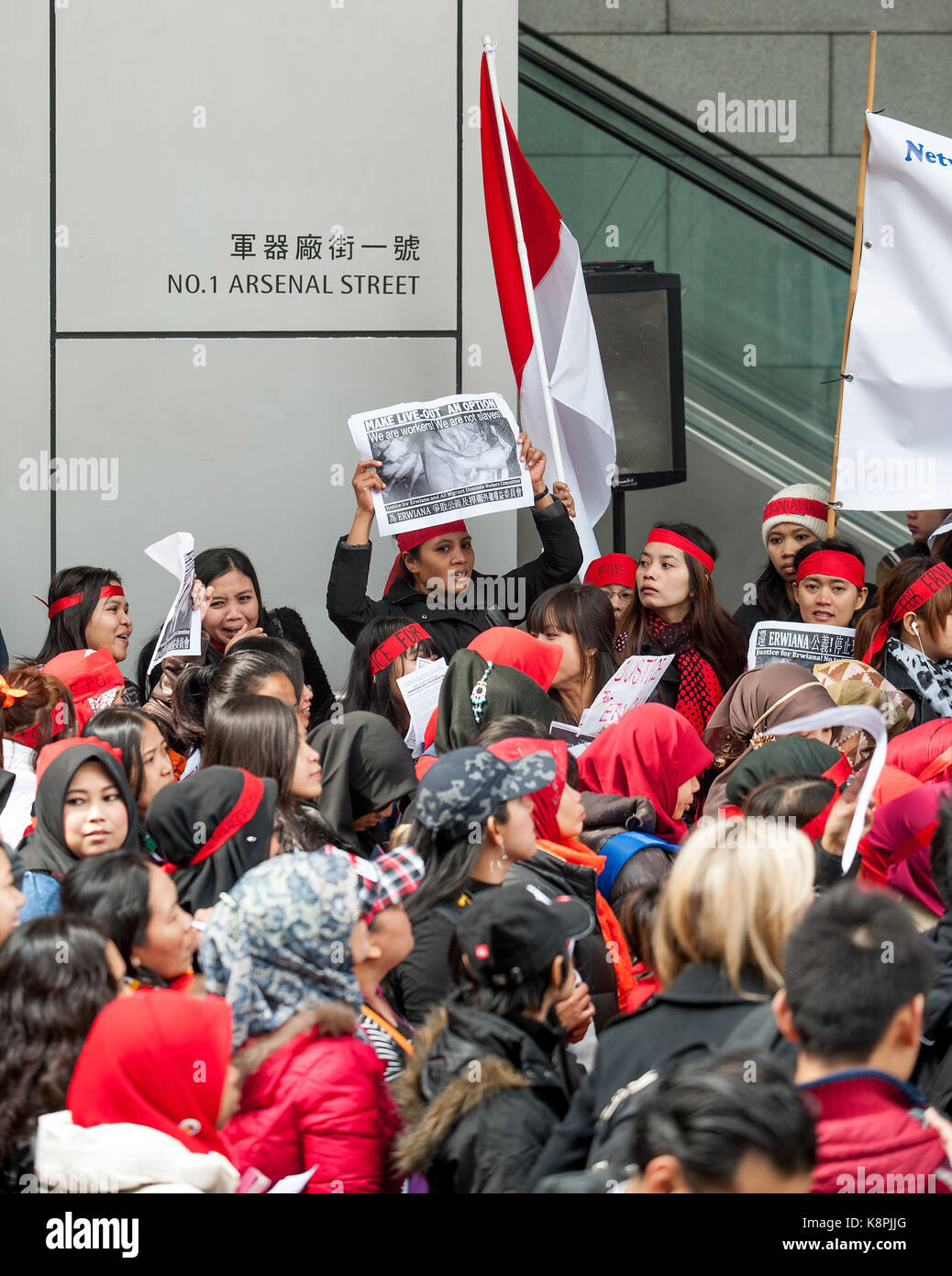 Hong Kong, Hong Kong SAR, Cina. 19 gennaio 2014. Giustizia per la protesta di Erwiana da parte dei lavoratori migranti Hong Kong.i lavoratori stranieri domestici a Hong Kong si portano in strada marciando da WAN Chai al quartier generale della polizia di HK per mostrare il loro sostegno per Erwiana Sulistyaningsih, chiedendo giustizia per tutti i lavoratori migranti. Una casalinga di Hong Kong è stata condannata a sei anni di carcere per aver abusato di Erwiana, una giovane operatrice indonesiana che ha tenuto prigioniero in casa sua. Credit: Jayne Russell/ZUMA Wire/Alamy Live News Foto Stock