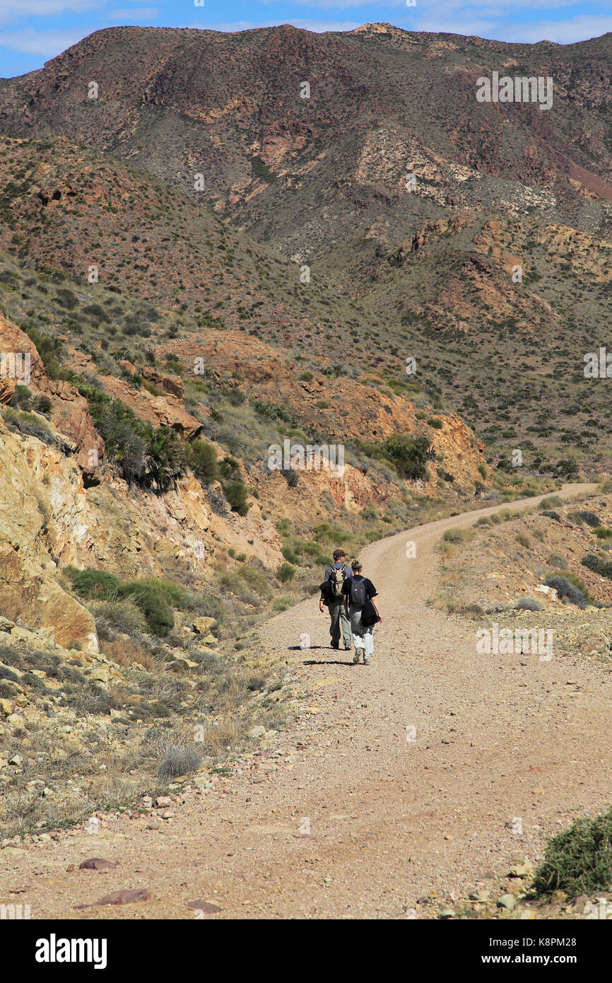 Due persone che camminano nel Parco Nazionale Cabo de Gata, Monsul, nei pressi di San José, Almeria, Spagna Foto Stock