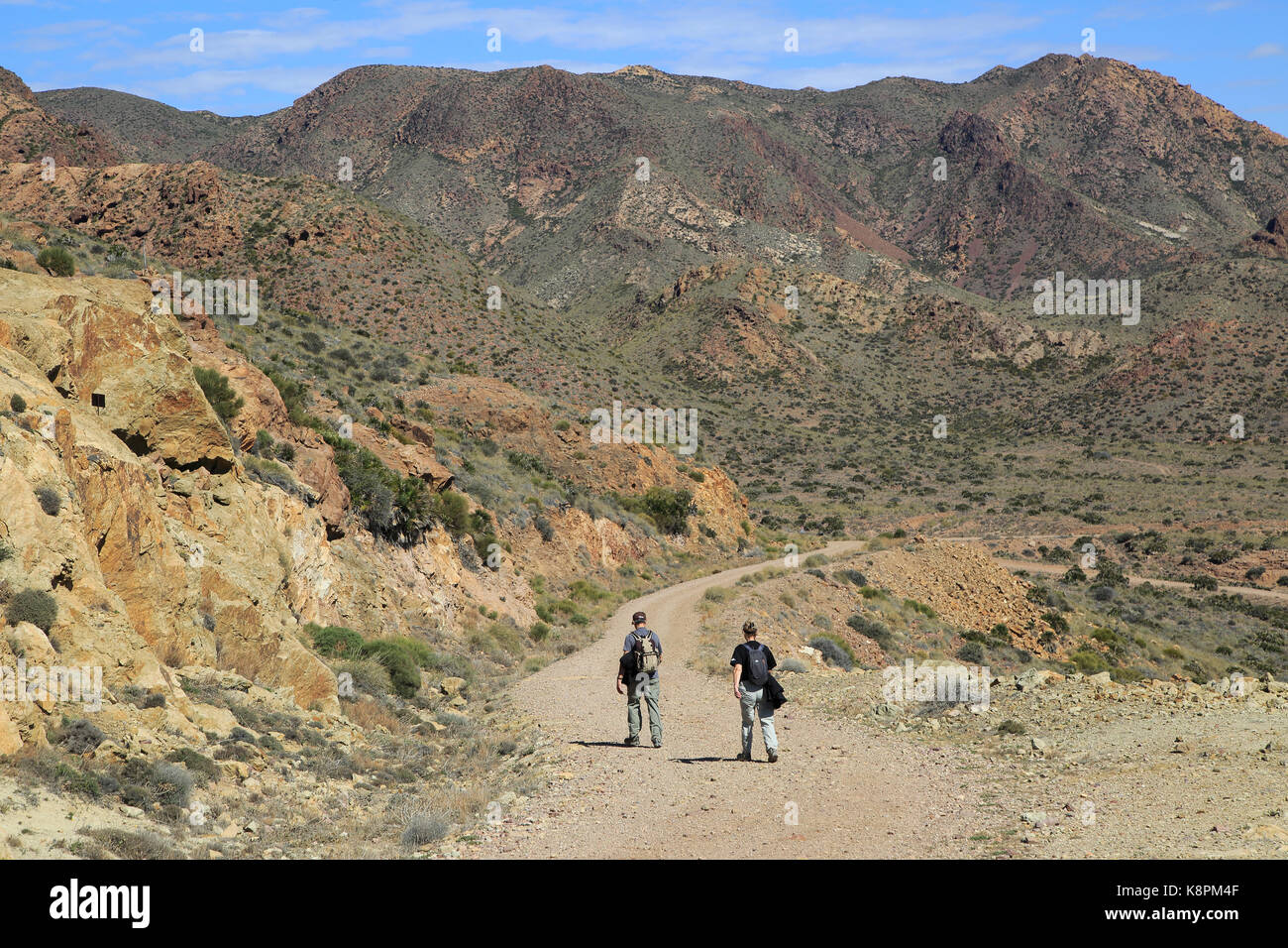 Due persone che camminano nel Parco Nazionale Cabo de Gata, Monsul, nei pressi di San José, Almeria, Spagna Foto Stock