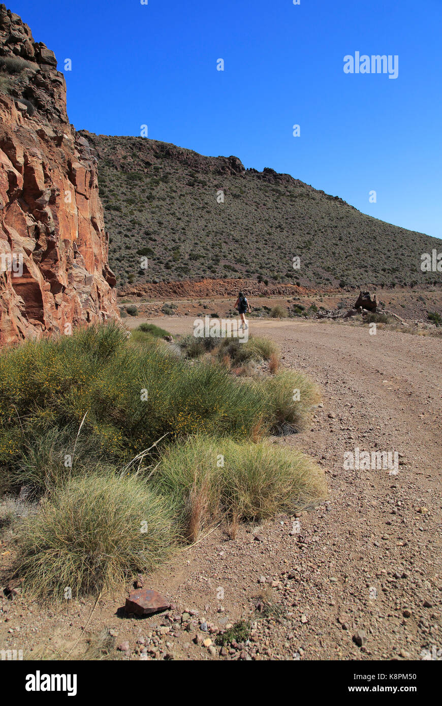 Donna camminando lungo il sentiero costiero nel Parco Nazionale Cabo de Gata, nei pressi di San José, Almeria, Spagna Foto Stock