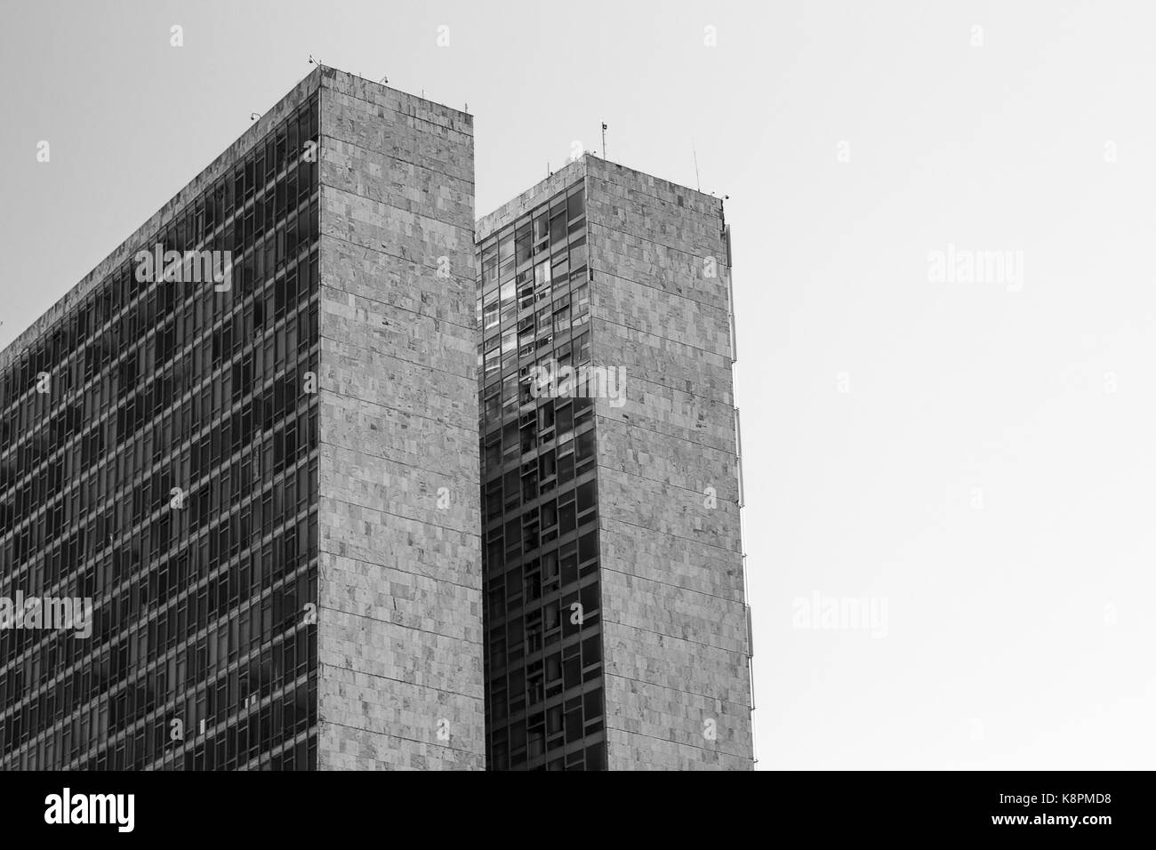 Vista in bianco e nero delle torri gemelle del Congresso Nazionale di Oscar Niemeyer, Prac dos Três Poderes, Brasília, Brasile. Patrimonio dell'UNESCO. Foto Stock