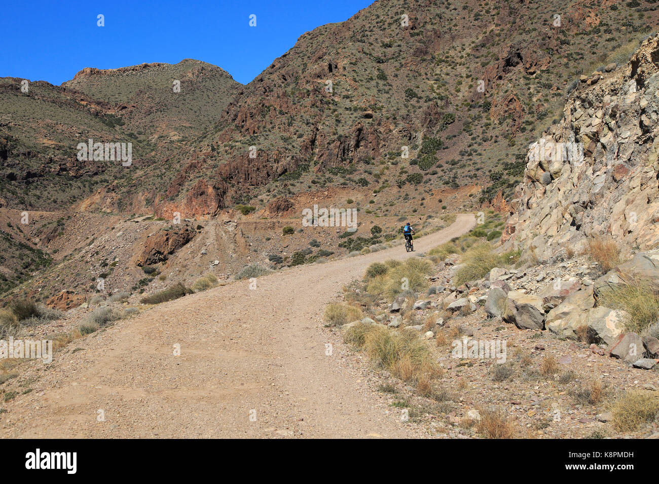 Persona in bicicletta nel Parco Nazionale Cabo de Gata, Monsul, nei pressi di San José, Almeria, Spagna Foto Stock