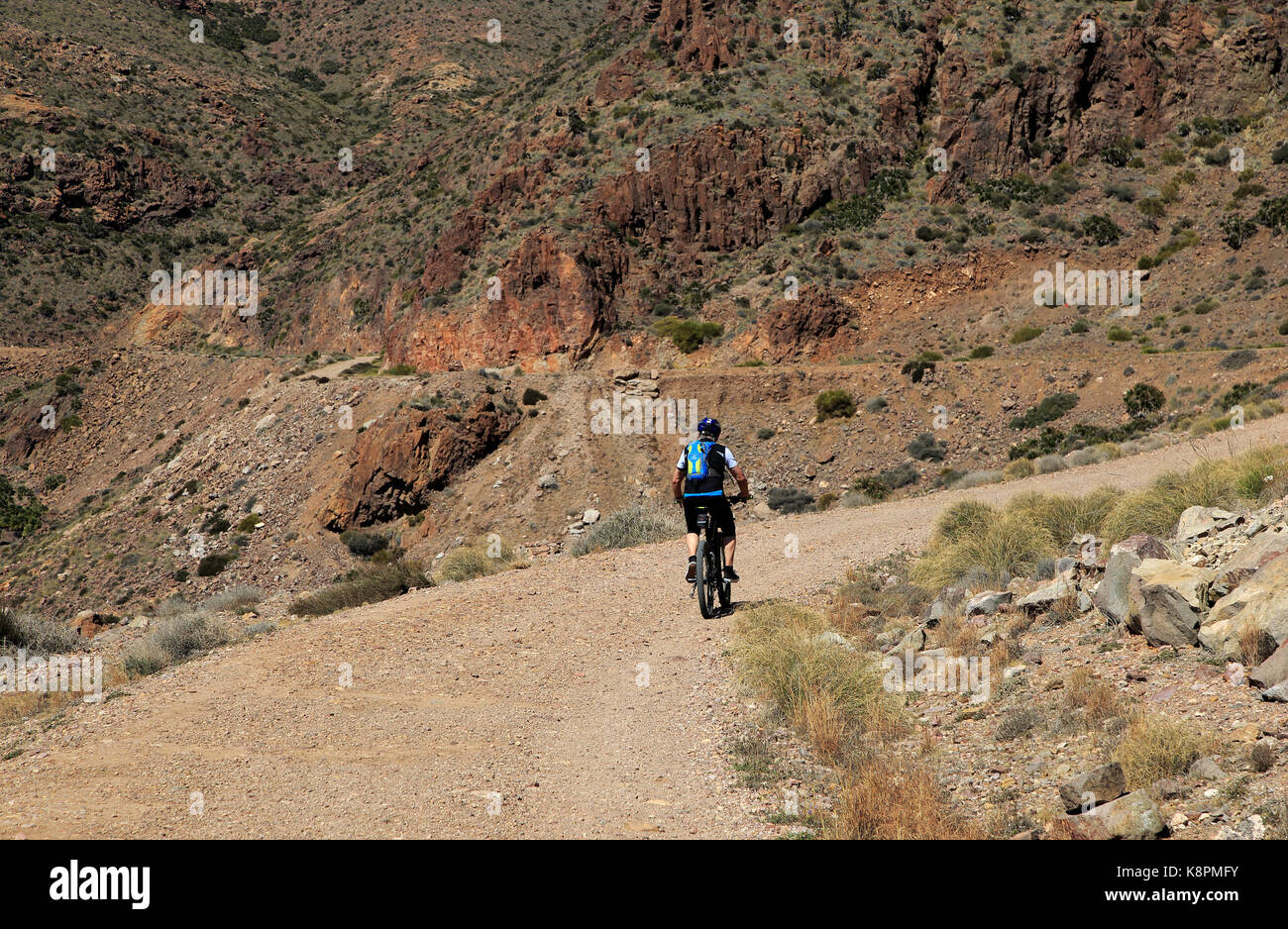 Persona in bicicletta nel Parco Nazionale Cabo de Gata, Monsul, nei pressi di San José, Almeria, Spagna Foto Stock