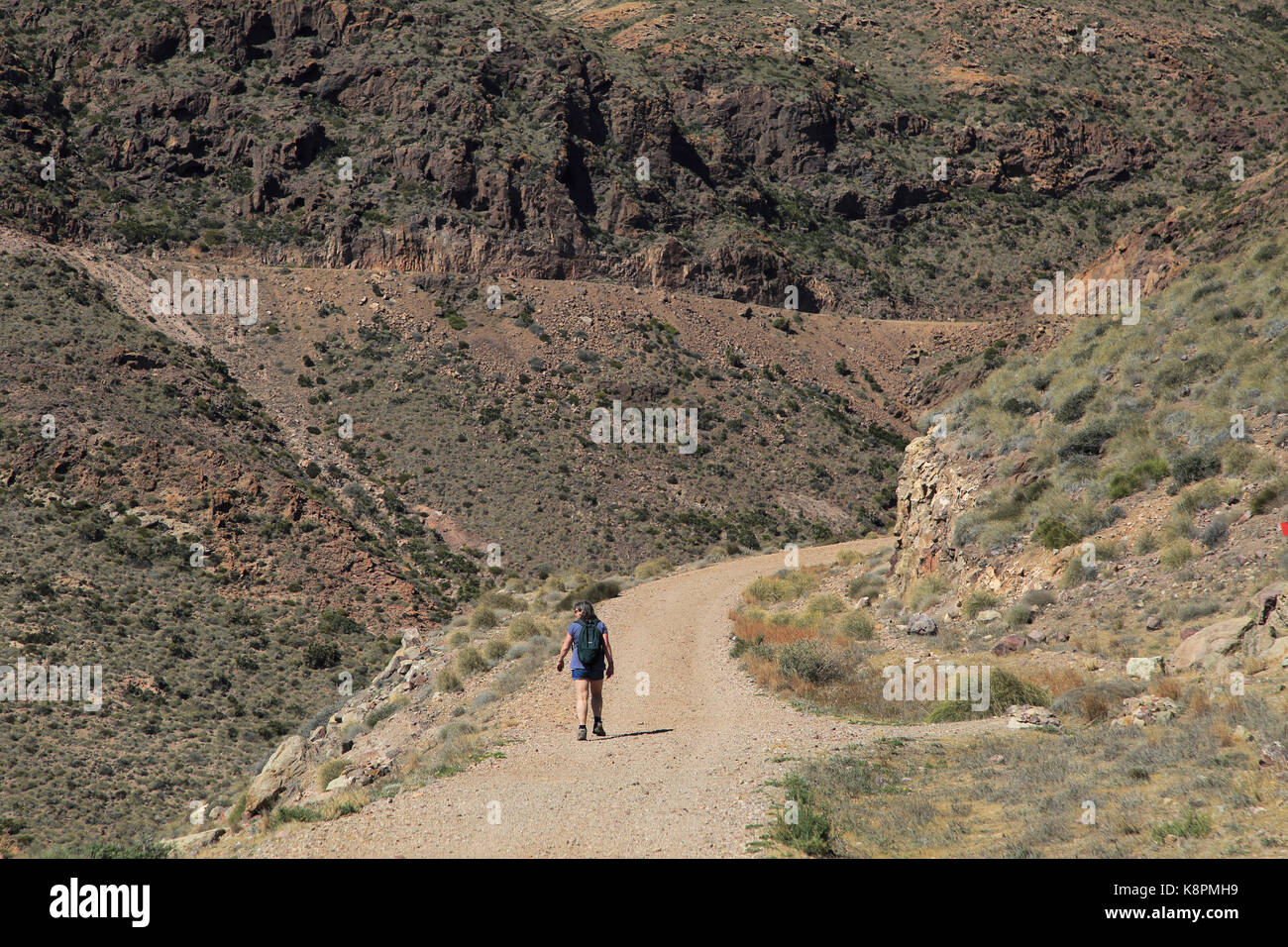 Donna che cammina nel Parco Nazionale Cabo de Gata, Monsul, nei pressi di San José, Almeria, Spagna Foto Stock