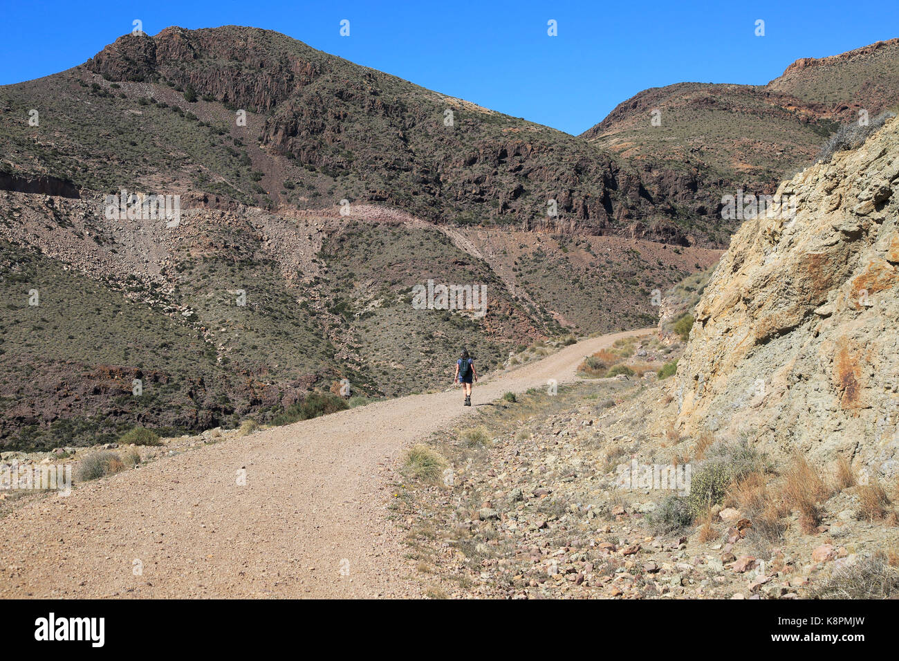 Donna che cammina nel Parco Nazionale Cabo de Gata, Monsul, nei pressi di San José, Almeria, Spagna Foto Stock