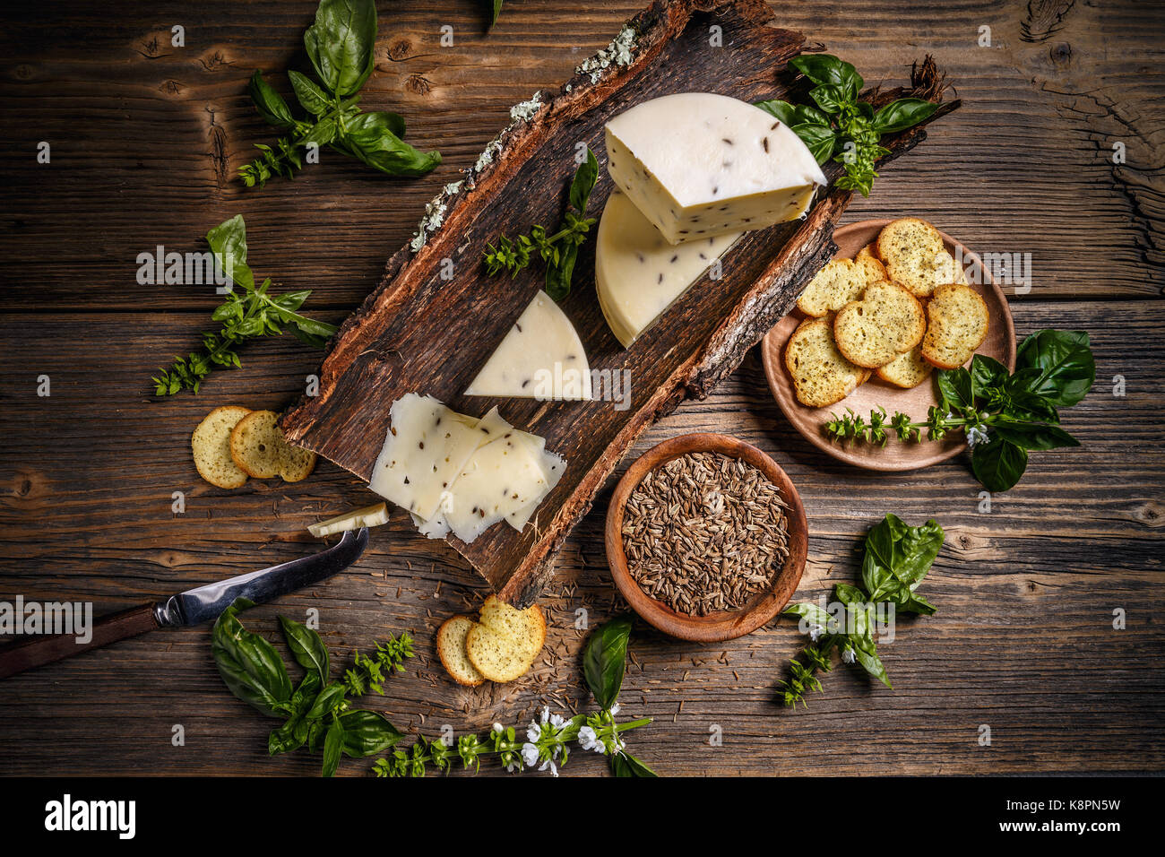 Vista superiore del cuneo di formaggio con semi di cumino Foto Stock