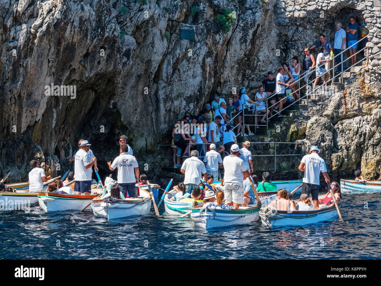 I turisti in attesa in giro per immettere la grotta blu sull'isola di Capri, Italia. Foto Stock